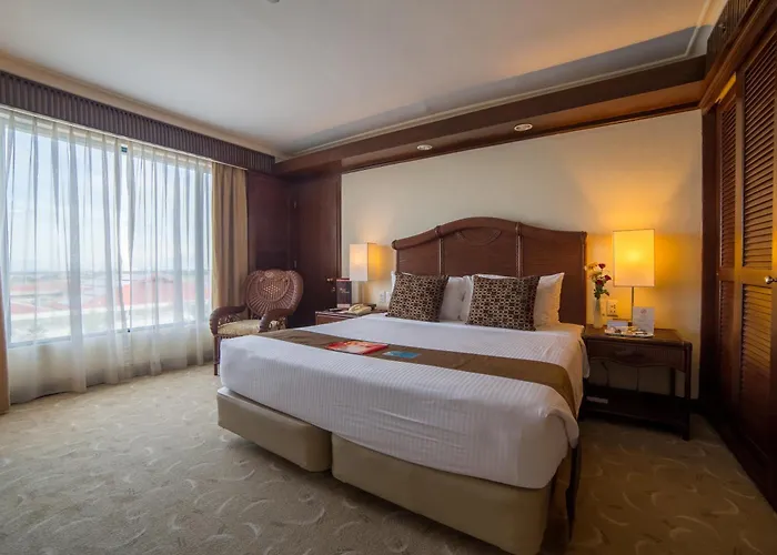 Hotel Waterfront Airport And Casino 4*