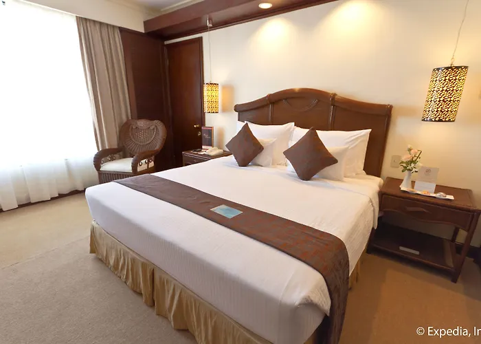 Waterfront Airport And Casino Hotel 4*