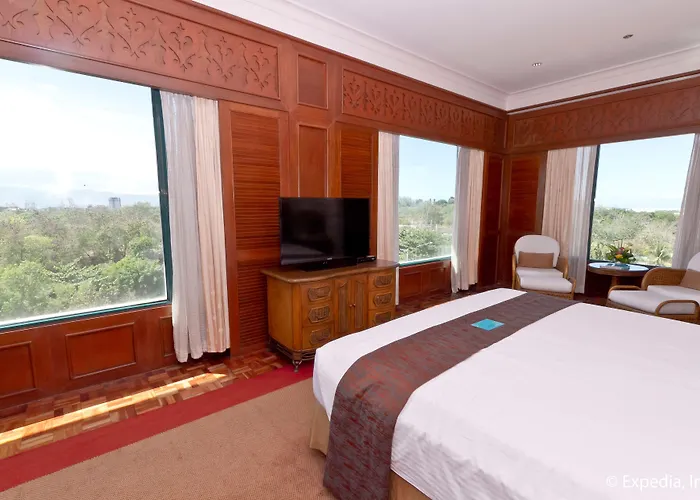 Waterfront Airport And Casino Hotel 4*